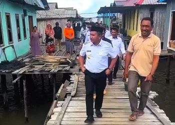 La Ode Darwin Pastikan Bantuan Tepat Sasaran, Tinjau Langsung Rumah Tidak Layak Huni di Muna Barat