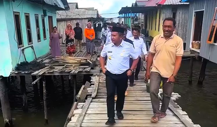La Ode Darwin Pastikan Bantuan Tepat Sasaran, Tinjau Langsung Rumah Tidak Layak Huni di Muna Barat